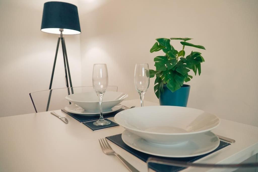 Modern 2 Bed Apartment Near City Centre เชมส์ฟอร์ด ภายนอก รูปภาพ
