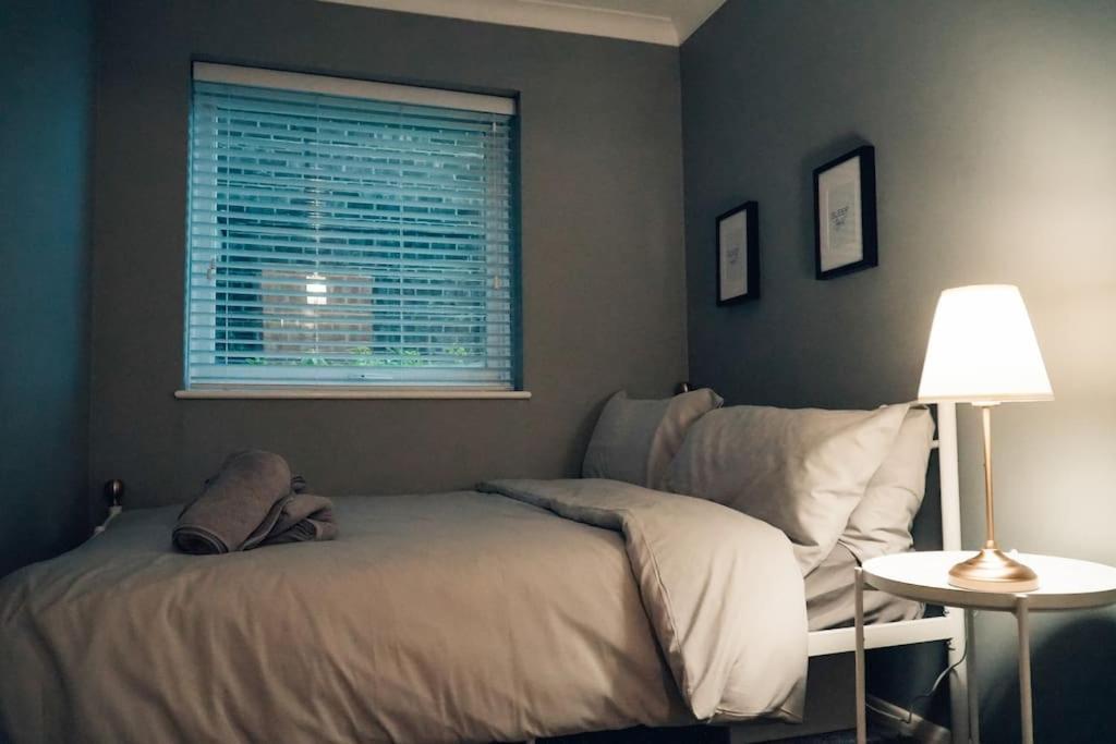 Modern 2 Bed Apartment Near City Centre เชมส์ฟอร์ด ภายนอก รูปภาพ