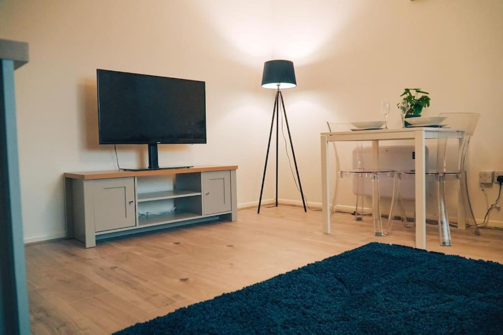 Modern 2 Bed Apartment Near City Centre เชมส์ฟอร์ด ภายนอก รูปภาพ